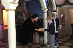 Сенатор Афанасьева поздравила детей из Комплексного центра социального обслуживания населения