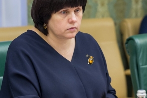 Сенатор Елена Афанасьева против идеи детского омбудсмена РФ  сократить финансирование клиник, делающих аборты.