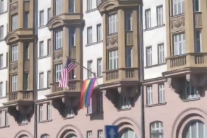 Посольство Соединенных Штатов в Москве вывесило ЛГБТ-флаг