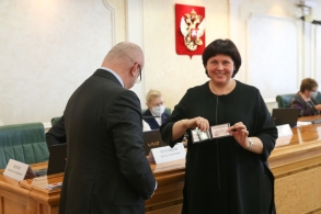 Сегодня сенатору Елене Афанасьевой вручили новое удостоверение 