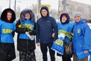 Оренбургские партийцы вручили женщинам цветы и подарки