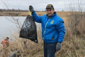 Активисты ЛДПР из Акбулака очистили озеро Щучье от мусора!