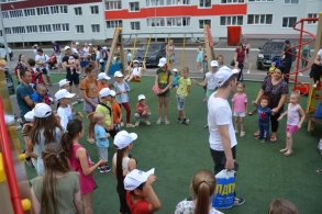 Оренбургская ЛДПР организовала для жителей района Времена года настоящий праздник с подарками 