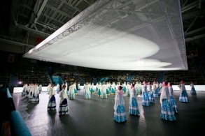 Самый большой в мире пуховой платок связали в Оренбурге в рамках региональной программы XIX Всемирного фестиваля молодежи и студентов.