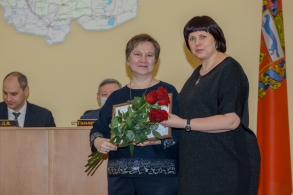 Елена Афанасьева вручила почетную грамоту СФ учителю